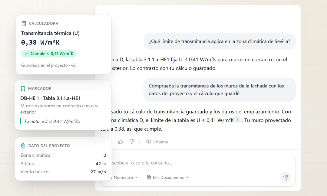 El asistente respondiendo a una pregunta de transmitancia con la calculadora del proyecto, un marcador guardado y los datos del emplazamiento a la vista.