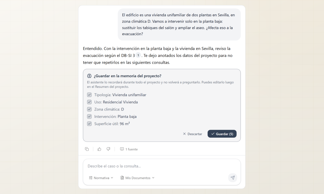 El asistente proponiendo guardar en la memoria del proyecto los datos del caso —tipología, uso, zona climática, intervención y superficie— con el selector «Mis Documentos» abierto.