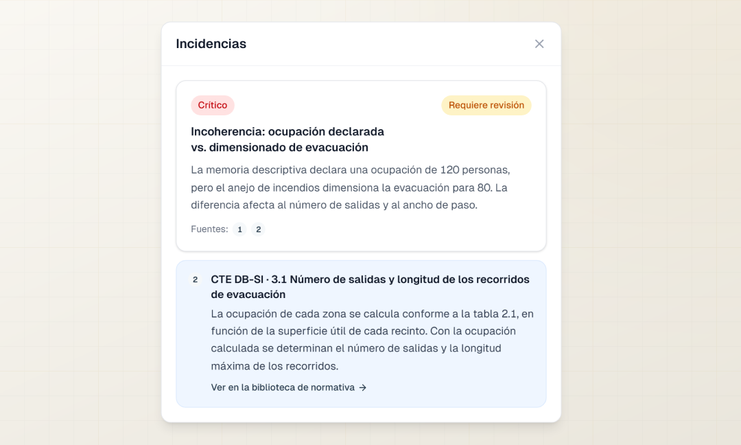 Panel de incidencias de una auditoría con una incoherencia crítica desplegada, sus fuentes y el artículo del CTE citado con el enlace «Ver en la biblioteca de normativa».