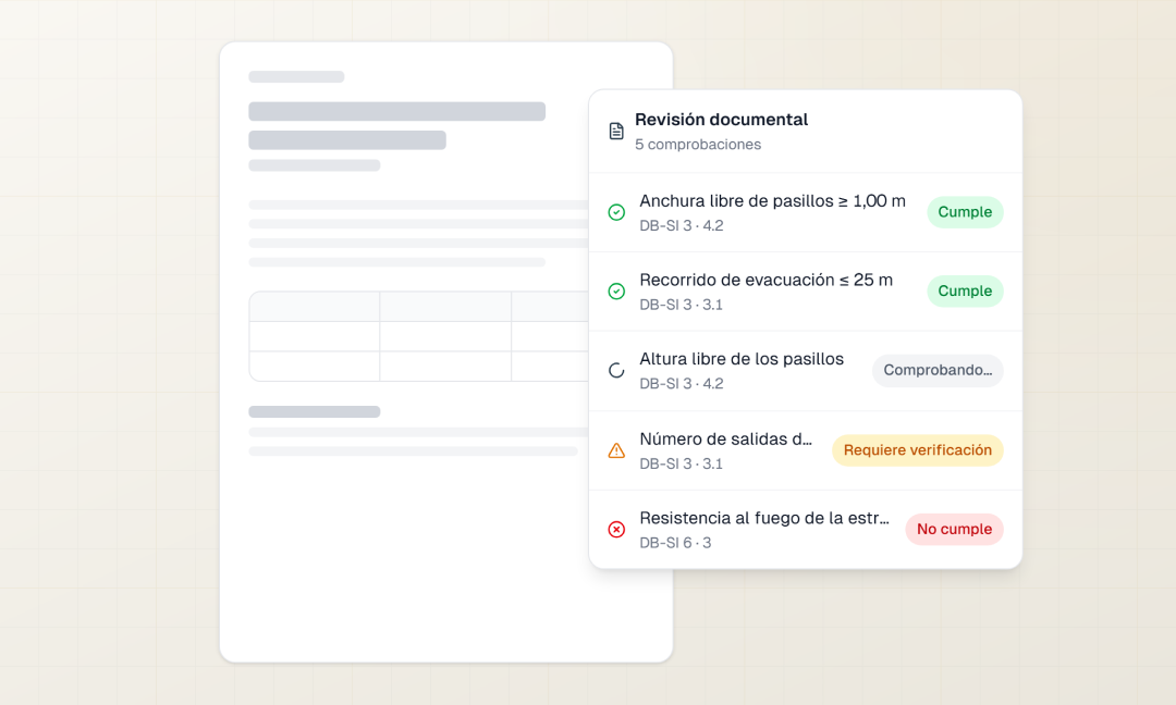 La matriz de hallazgos de una auditoría, con cada comprobación del DB-SI y su estado —cumple, comprobando, requiere verificación o no cumple— sobre un extracto de la memoria.