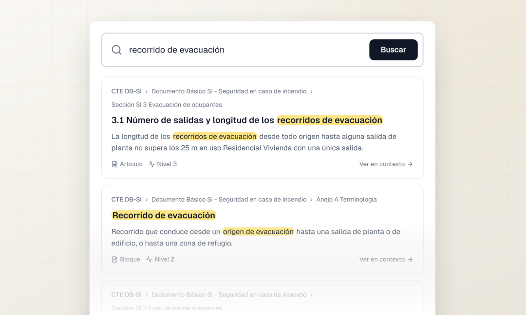Buscador transversal de Normatia con los resultados de «recorrido de evacuación» agrupados por norma y los términos coincidentes resaltados.