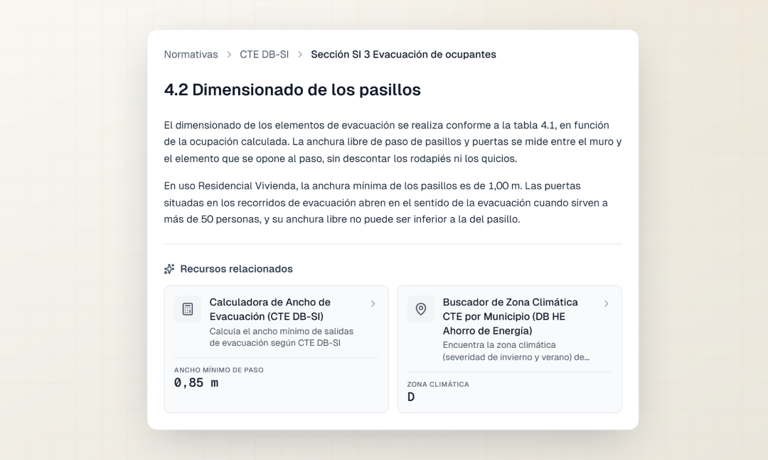 Artículo del DB-SI con el bloque de recursos relacionados desplegado bajo el texto: la calculadora de anchos de evacuación y el buscador de zona climática.